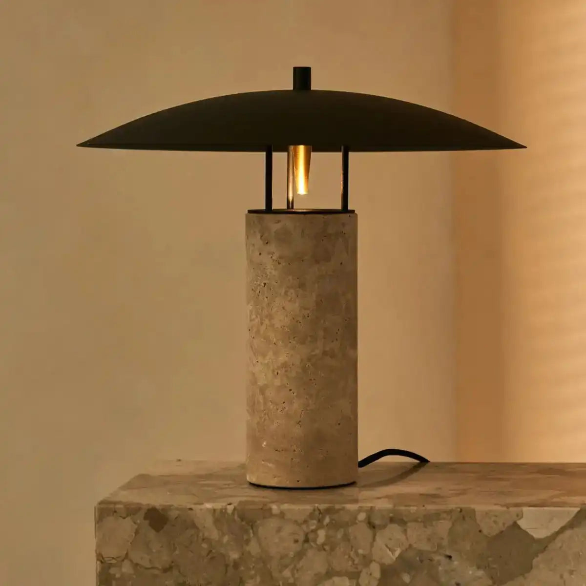 Nicolaas Travertin-Lampe – elegantes handgefertigtes Design mit Metall und Travertin
