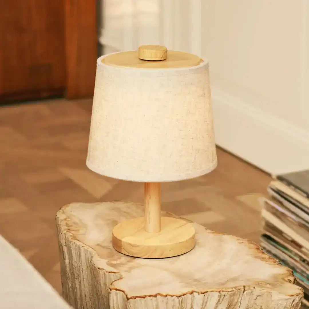 Rover Hellbraune wiederaufladbare Holzlampe | Kabellos, dimmbar mit Stoffschirm