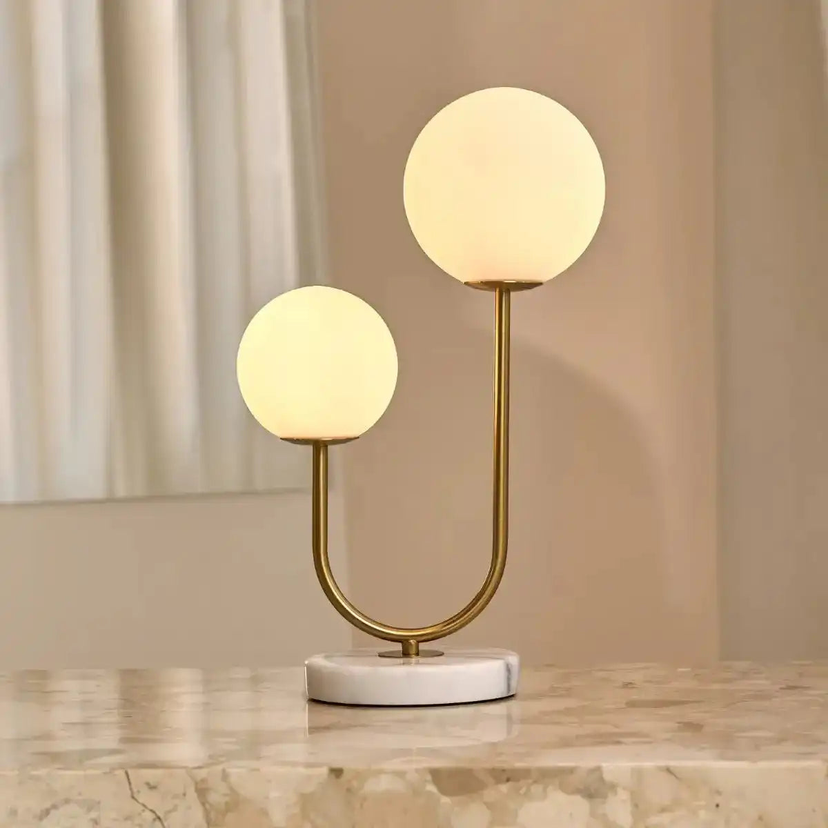 Giorgia Elegante Marmorlampe - Elegante Tischlampe mit gefrosteten Glasbirnen