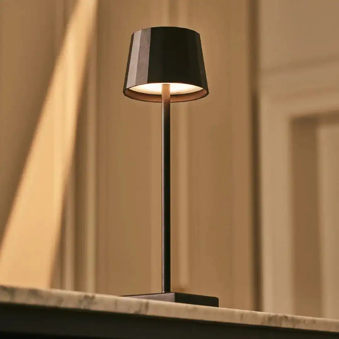 William Black wiederaufladbare Tischlampe aus Eisen – 120-Stunden-Akku, dimmbar, USB-C-Aufladung