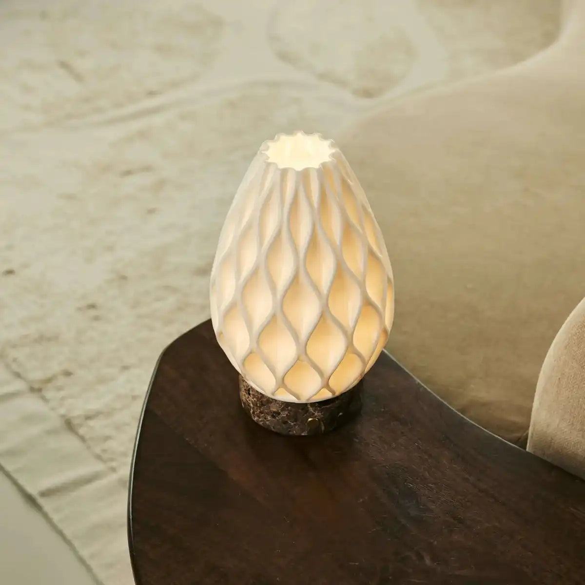 Vela Marble Akku-Tischlampe aus 3D-gedrucktem Porzellan – wiederaufladbar, dimmbar und bis zu 100 Stunden Licht