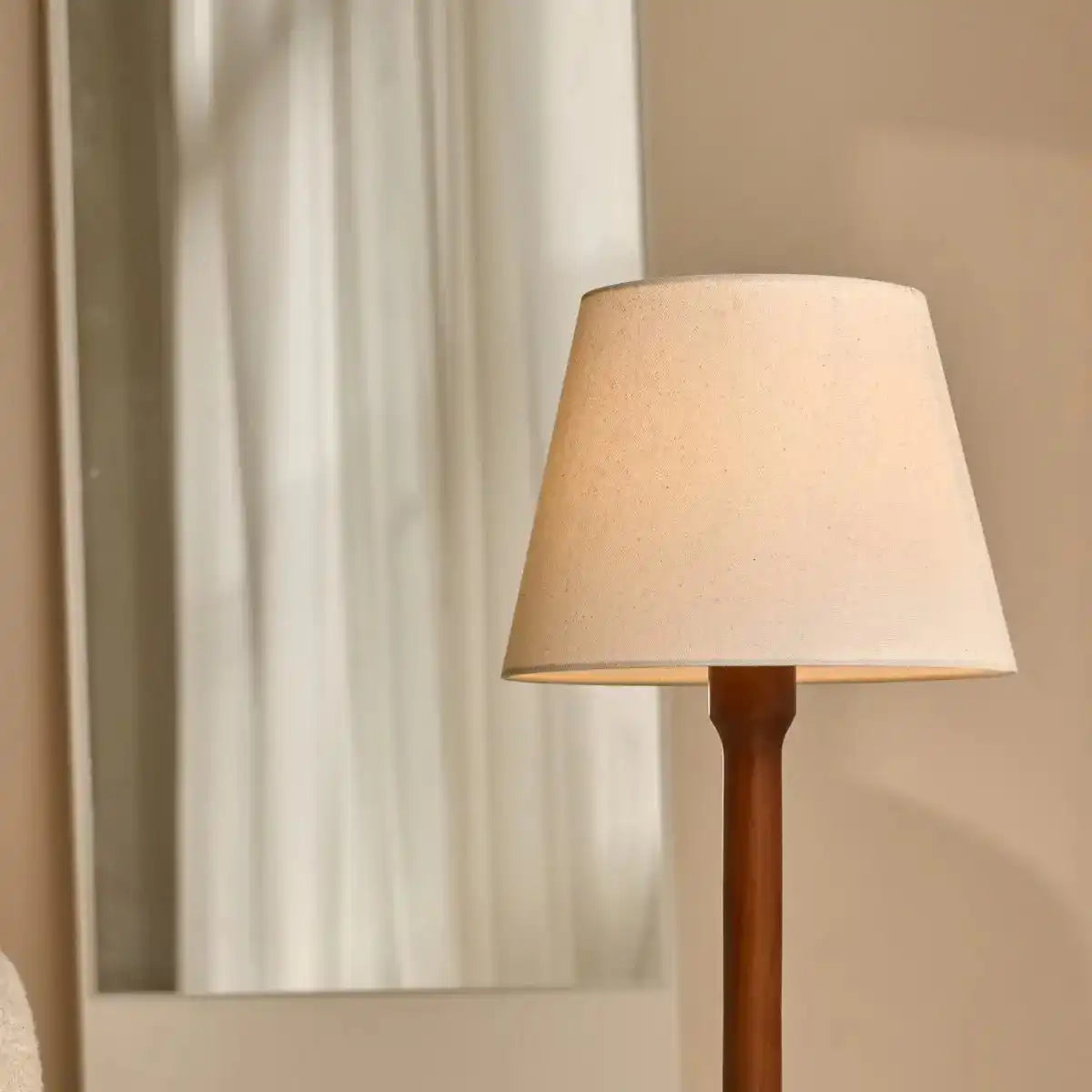 Nova Kastanienbraune Lampe mit Holzsockel | Stilvolle Wohn- und Schlafzimmerbeleuchtung