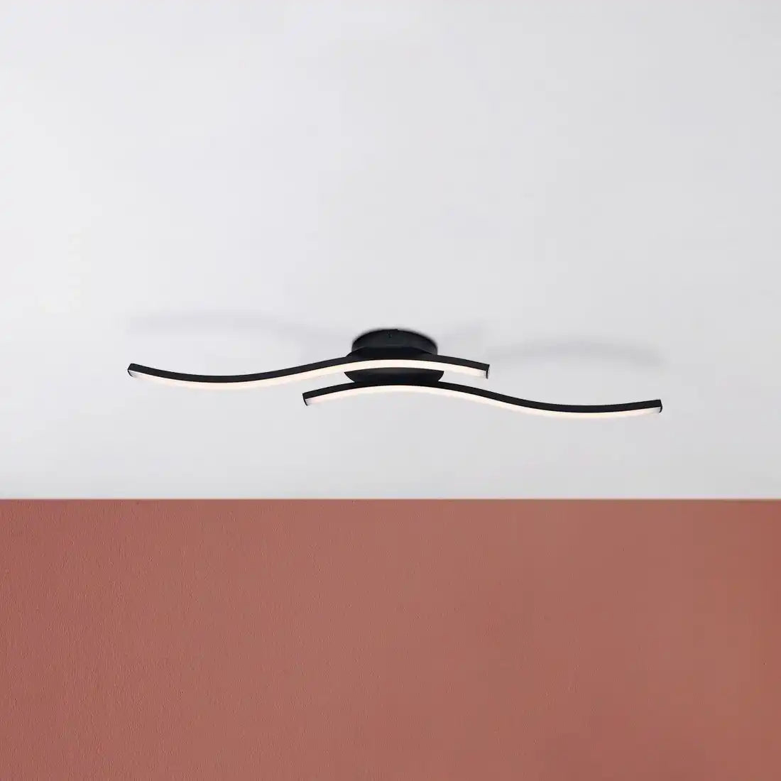 LED Wand-/Deckenleuchte "ONDA", Deckenlampe aus Metall und Kunststoff in Schwarz, mit fest verbauten LEDs, Beleuchtung für Wohnzimmer, Esszimmer oder Büro 65 cm lang