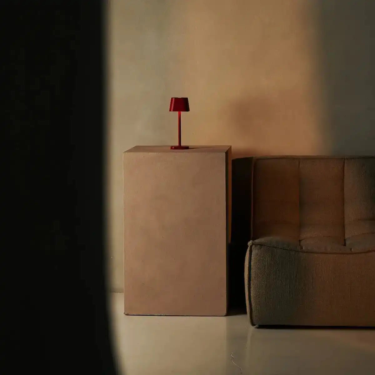 Ava Berry Red wiederaufladbare Tischlampe | Stilvoller, schnurloser Lampe und dimmbar