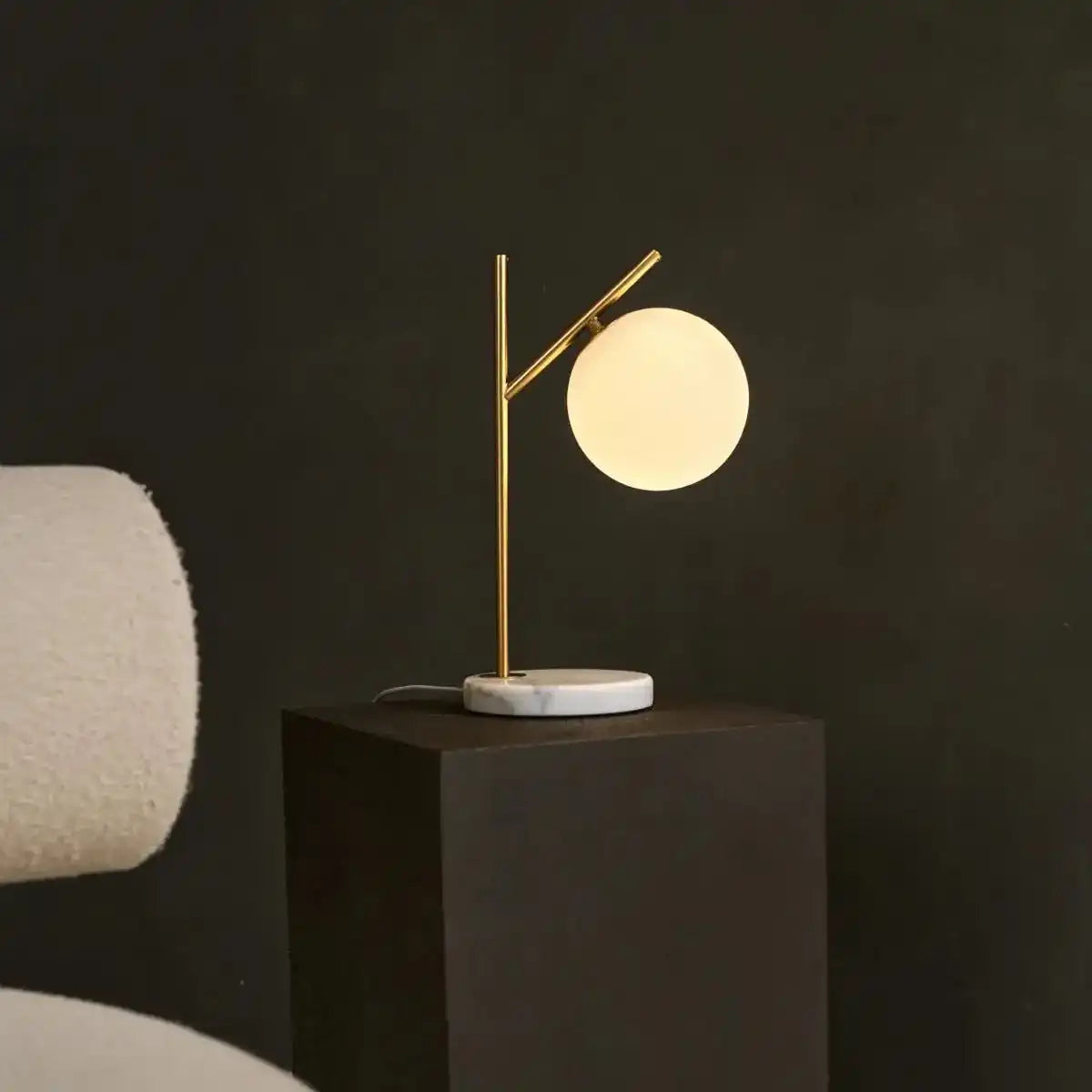 Madison Marmorlampe mit Milchglaskugel – Elegante Tischlampe