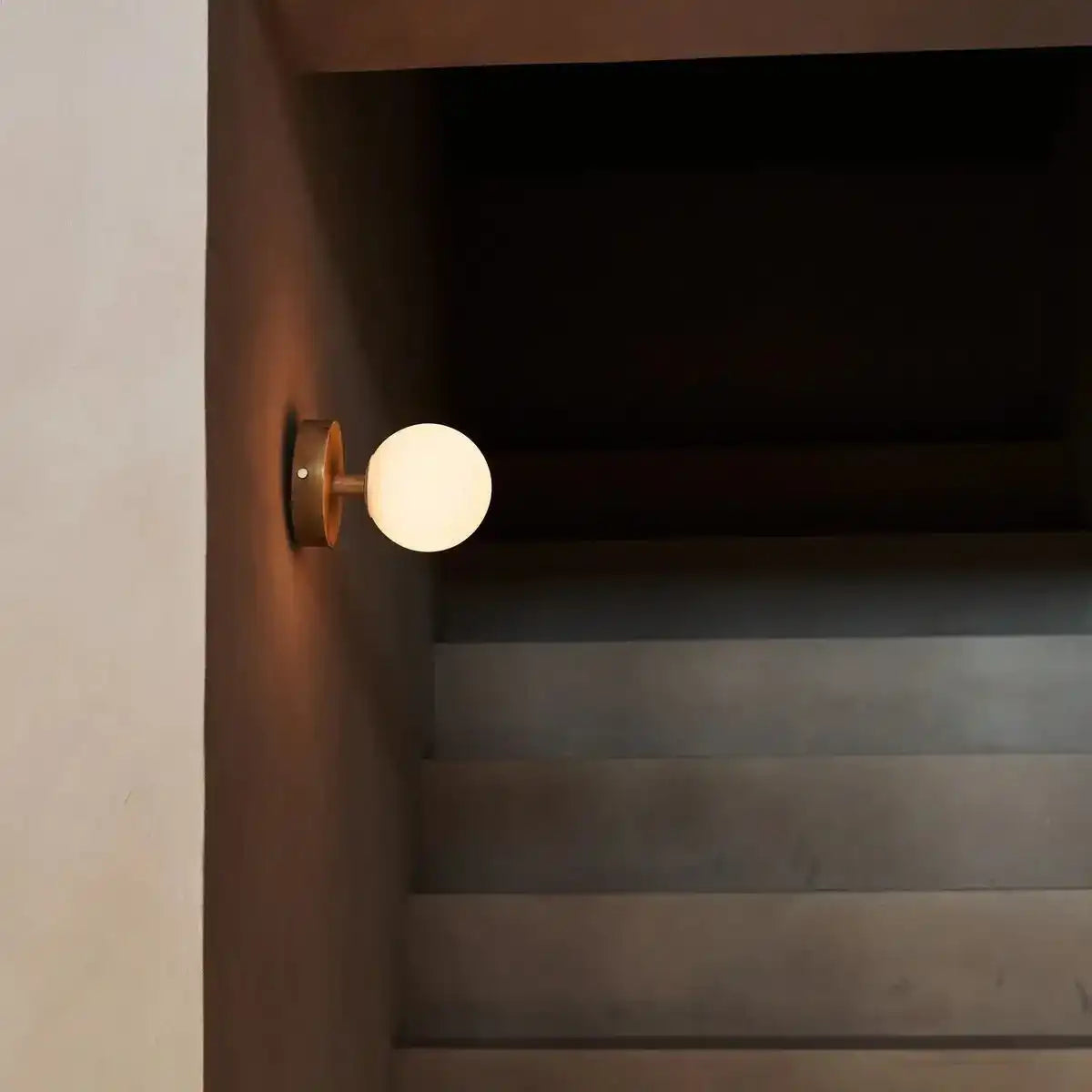 Richella hellbraunes Holz- und Glaswandlicht - wiederaufladbar und schnurlos