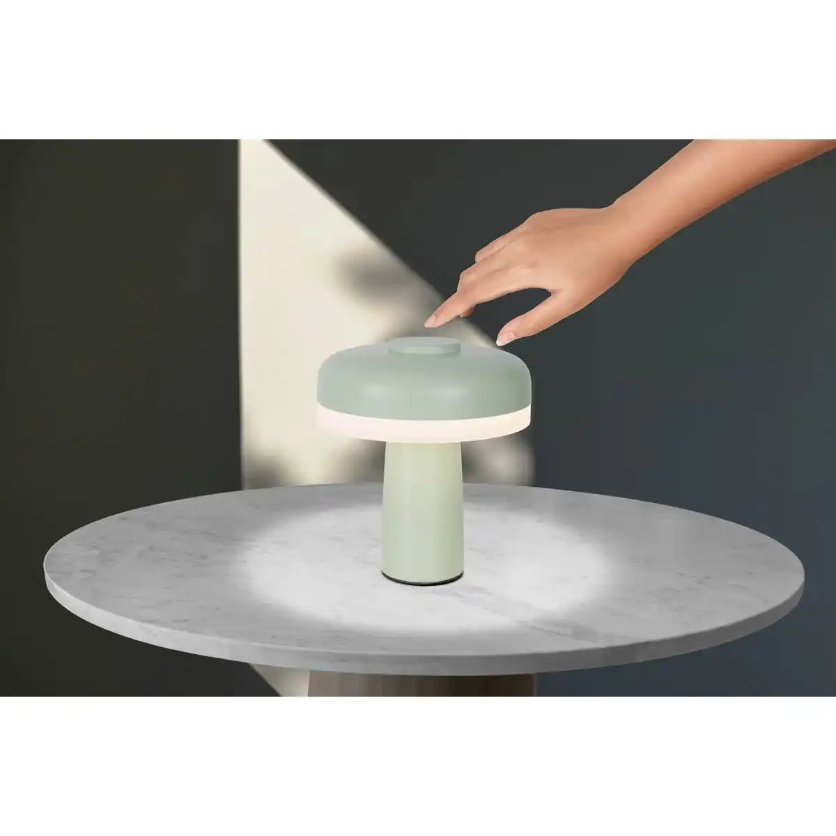 Akku-Tischleuchte "PILU", 16,5 cm hoch, oben Ø von 15 cm, Metall in Mint, weißer Kunststoff, integrierten LEDs,280 Lumen, dimmbar per Berührungssensor, warmweiß