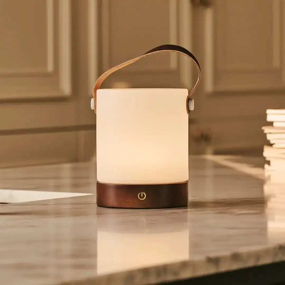 Avery dunkelbraune wiederaufladbare Tischlampe aus Holz – kabellos und dimmbar mit Lederband