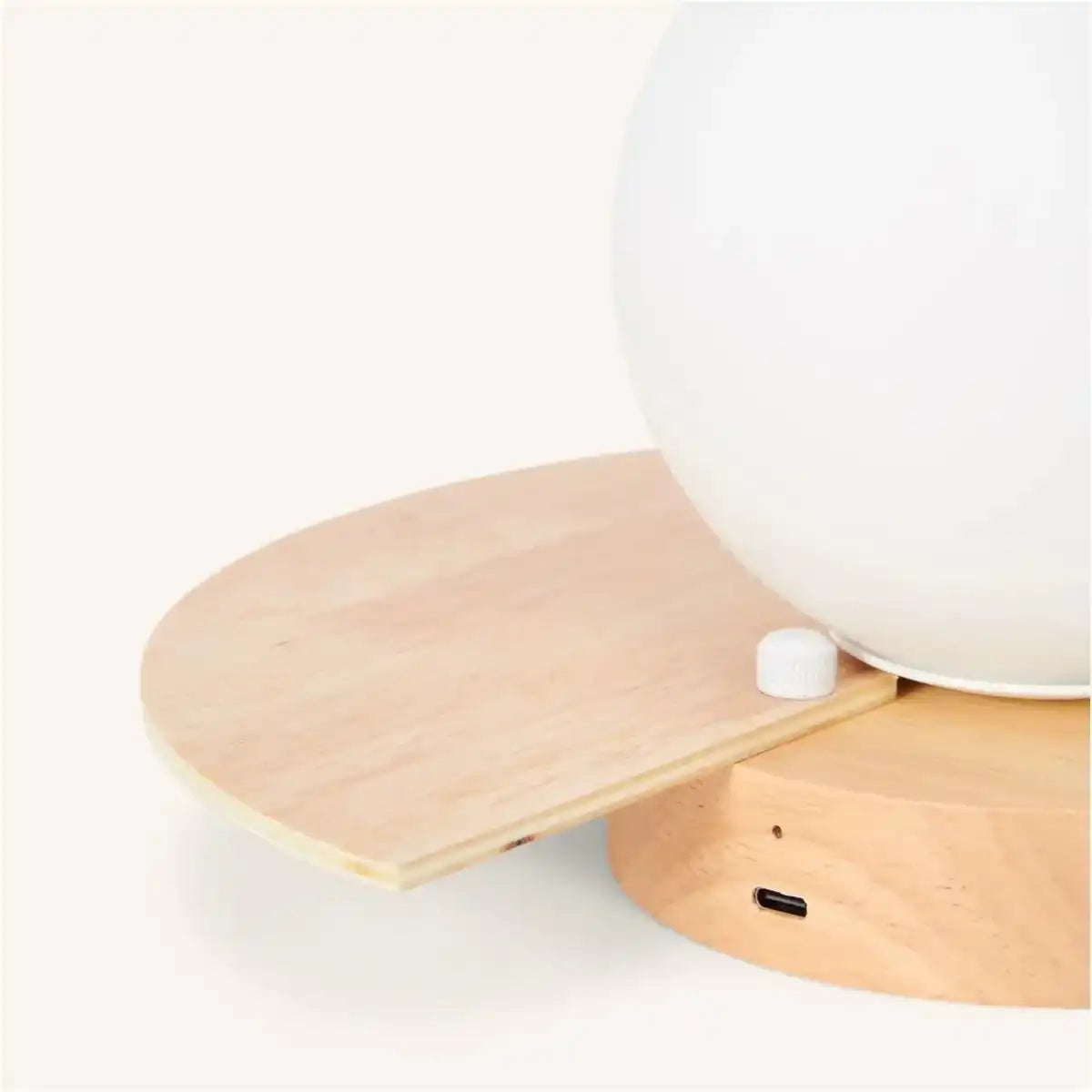 Kane Hellbraune kabellose Wandleuchte – wiederaufladbare Lampe aus Holz und Glas