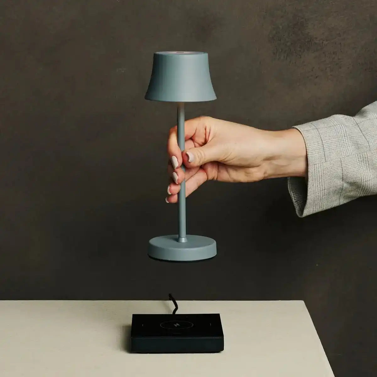 De pijp mini Mausgrau aufladbarer Tischlampe - drahtloses Laden, dimmbare Lampe und 3 Lichtfarben