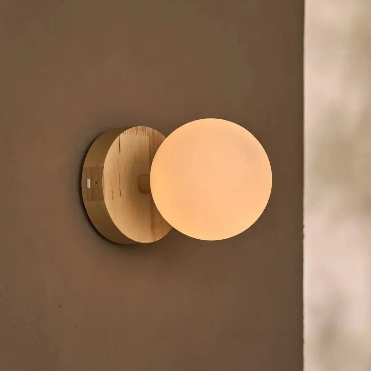 Richella hellbraunes Holz- und Glaswandlicht - wiederaufladbar und schnurlos