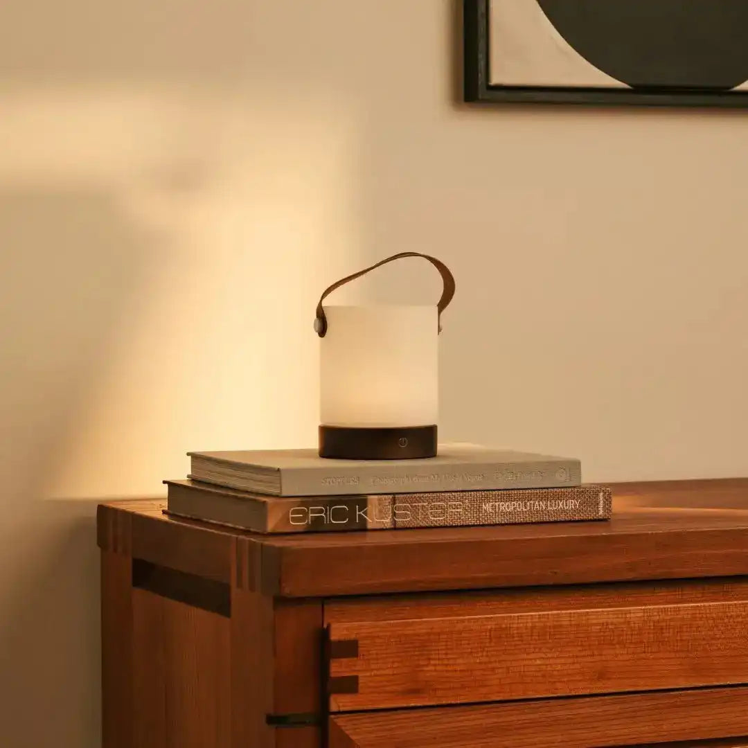 Avery dunkelbraune wiederaufladbare Tischlampe aus Holz – kabellos und dimmbar mit Lederband