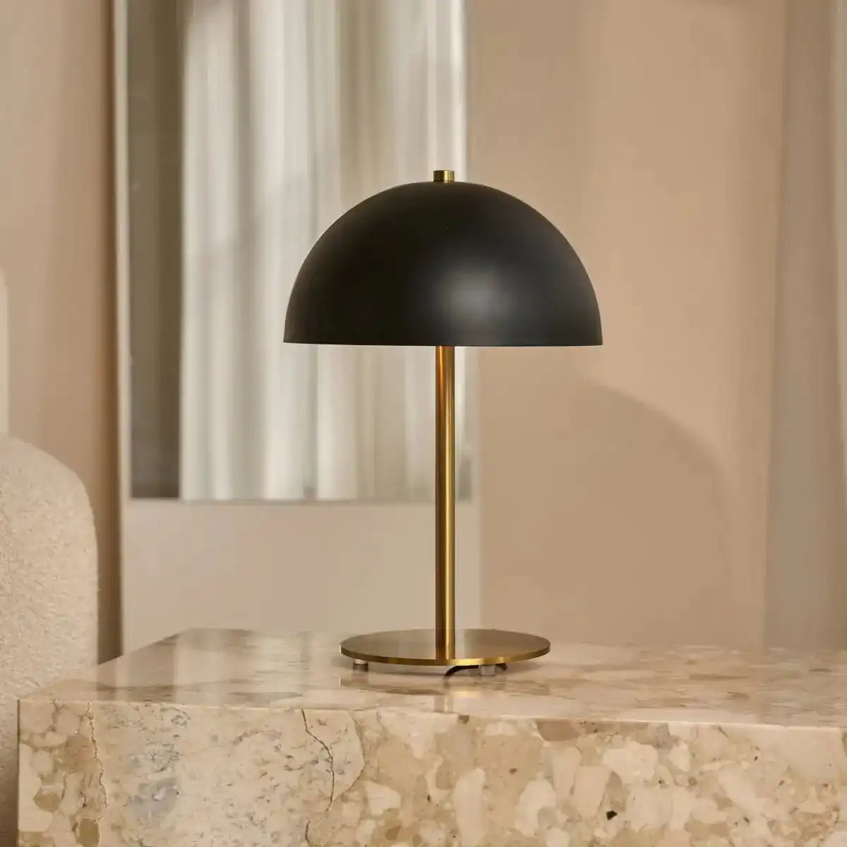 Lola Gold & Black Tischlampe – Elegantes Metalldesign mit Ein-/Ausschalter
