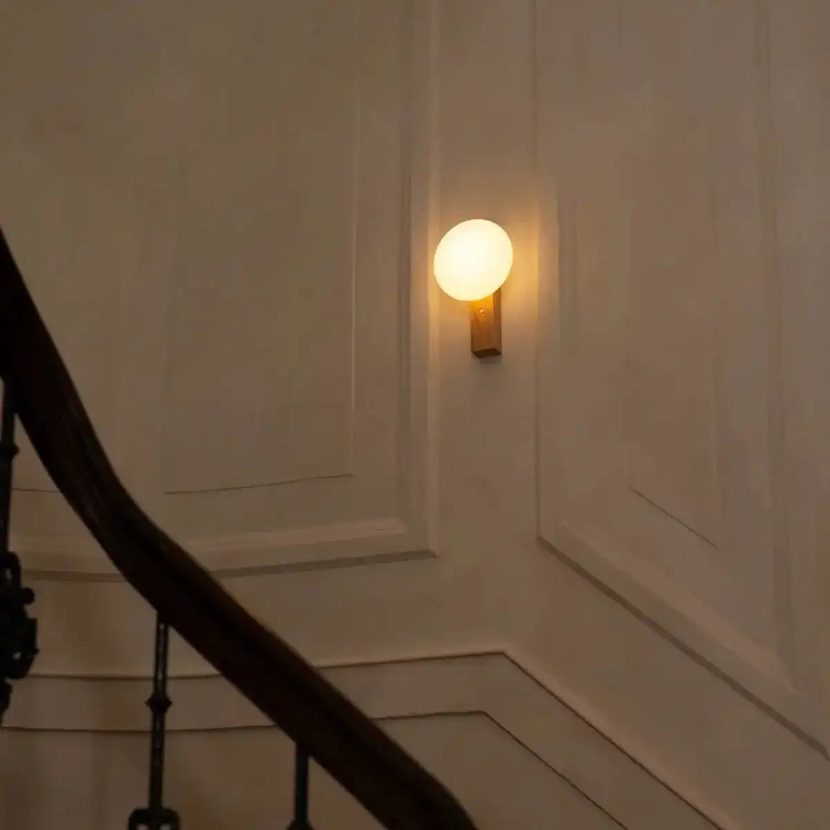 Matthew Hellbraun stilvolle, kordellose Holzwandlampe - wiederaufladbar und dimmbar