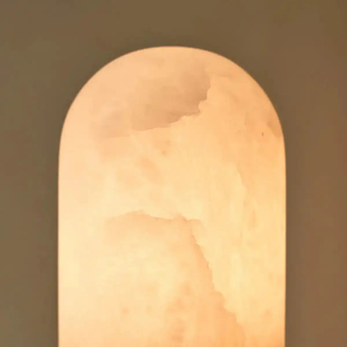 Stilvolle Alabasterlampe Mateo mit goldenem Boden – stilvolles Design