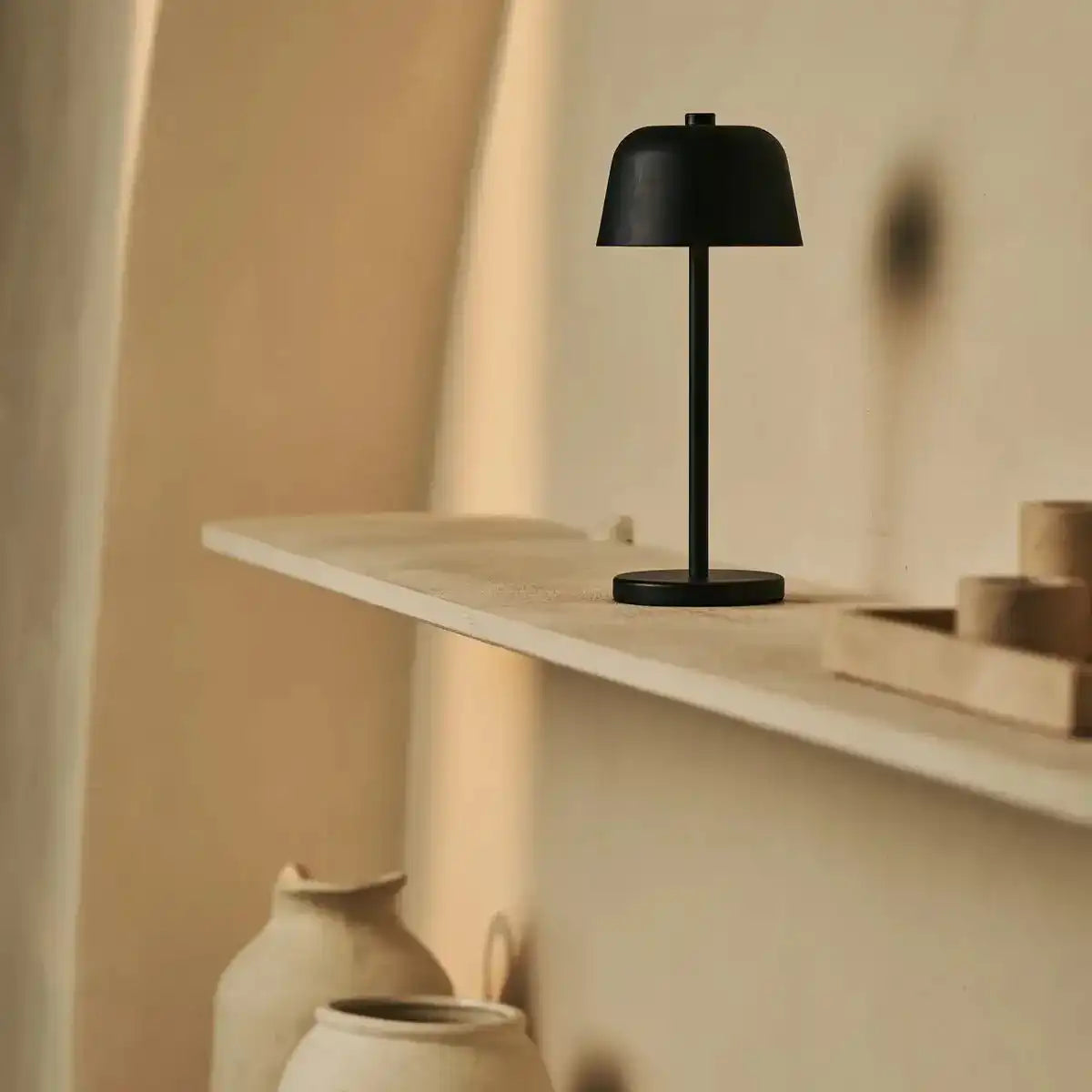 Anton Black wiederaufladbare Tischlampe | Stilvolle und kabellose Beleuchtung