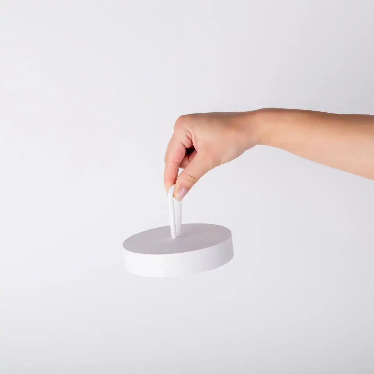 LED-Akku-Tischleuchte magnetisch "ELLA" für Außen und Innen, aus Metall und Kunststoff in Weiß , 35 cm hoch