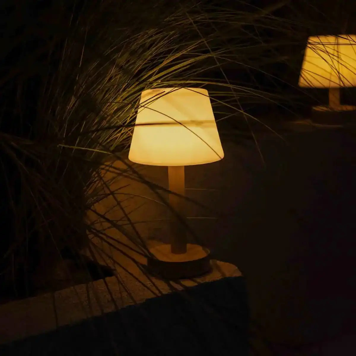 Zoë Hellbraune wiederaufladbare Tischlampe aus Holz | Dimmbar, USB-C, 80-Stunden-Akku