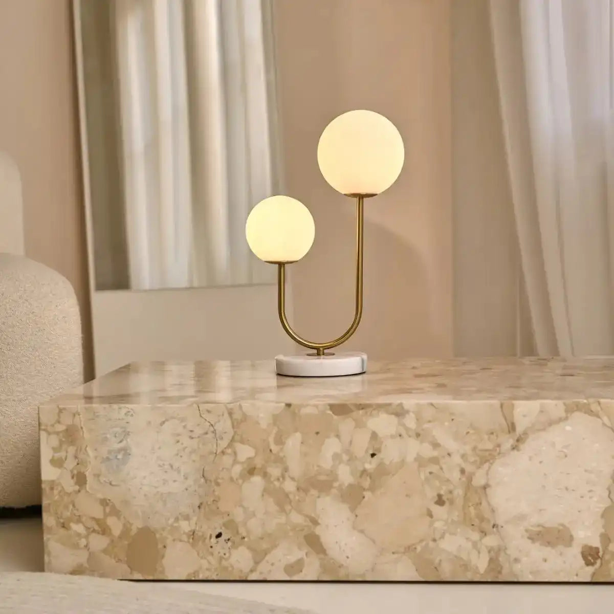 Giorgia Elegante Marmorlampe - Elegante Tischlampe mit gefrosteten Glasbirnen