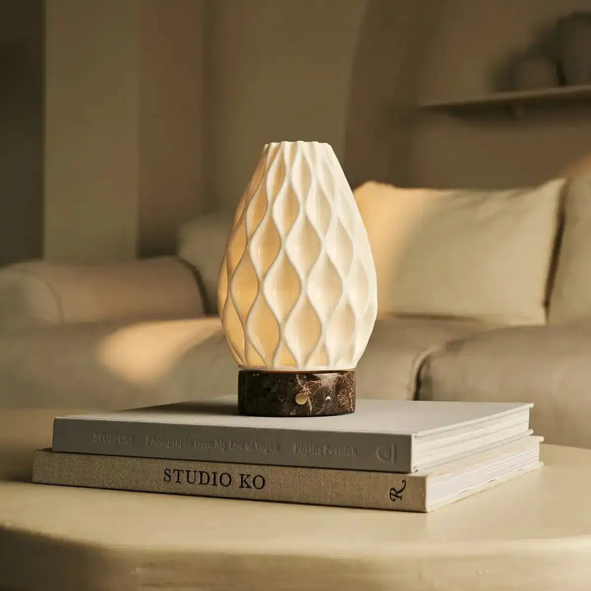 Vela Marble Akku-Tischlampe aus 3D-gedrucktem Porzellan – wiederaufladbar, dimmbar und bis zu 100 Stunden Licht