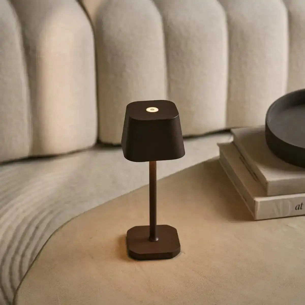 Ava Mokkabraune wiederaufladbare Tischlampe | Kabellos und dimmbar