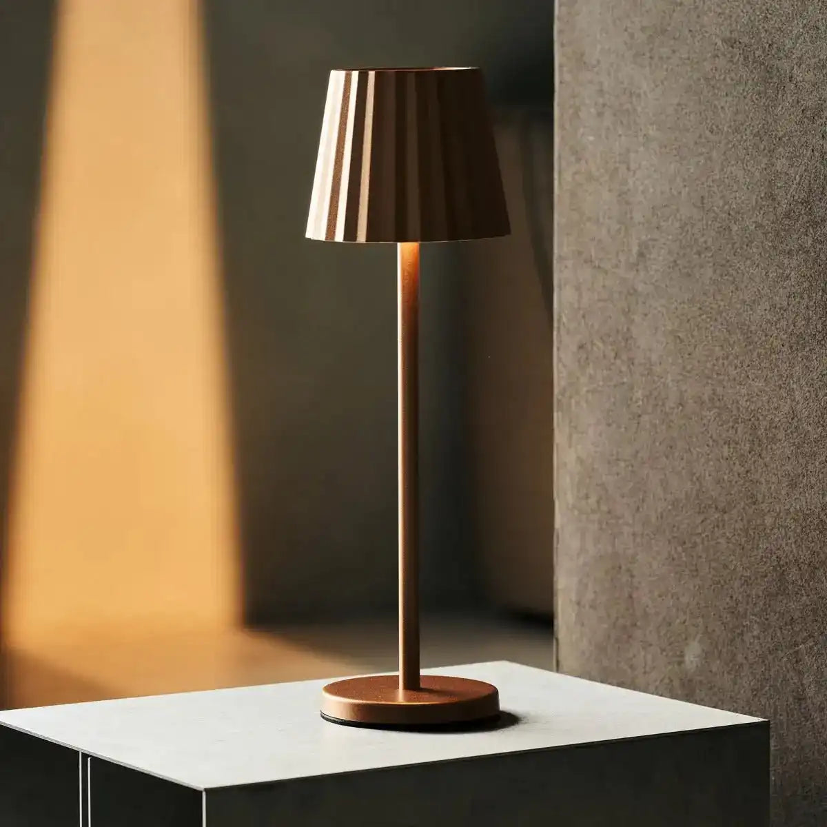 Maya Copper Rippen -Tischlampe aus Eisen - dimmbare Lampe und 3 Lichtmodi, wiederaufladbar über drahtlose Ladestation