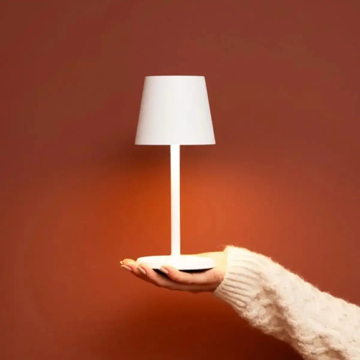 James White wiederaufladbare Tischlampe – kabellos, dimmbar und elegant