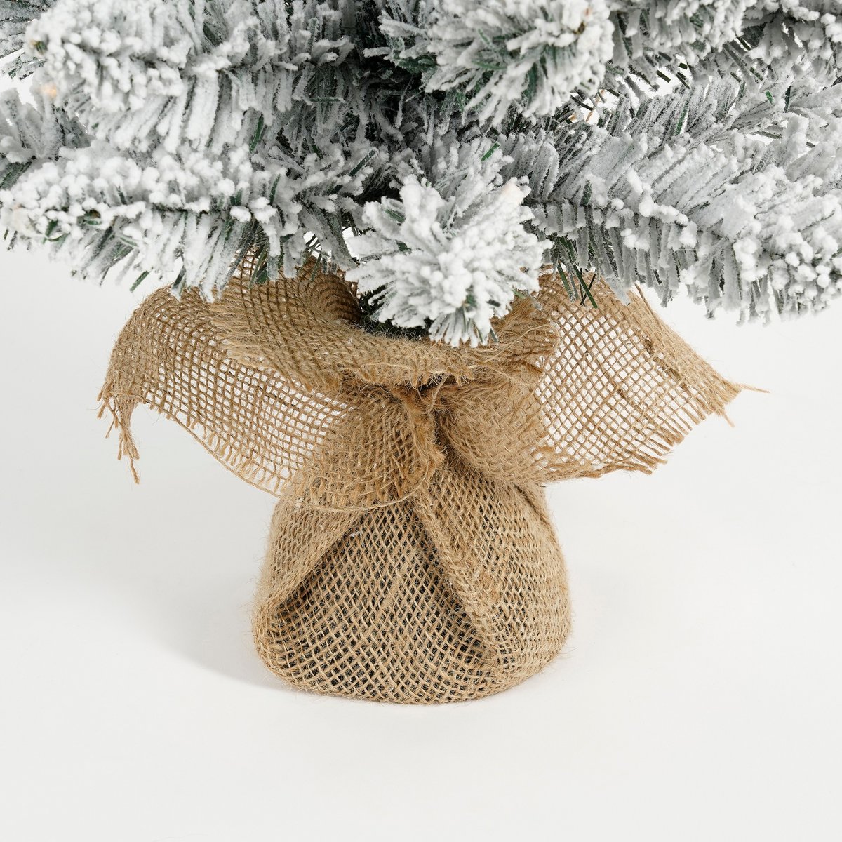 Schmaler künstlicher Weihnachtsbaum aus Jute mit warmweißer LED-Beleuchtung – H90 x Ø41 cm – Grün gefrostet