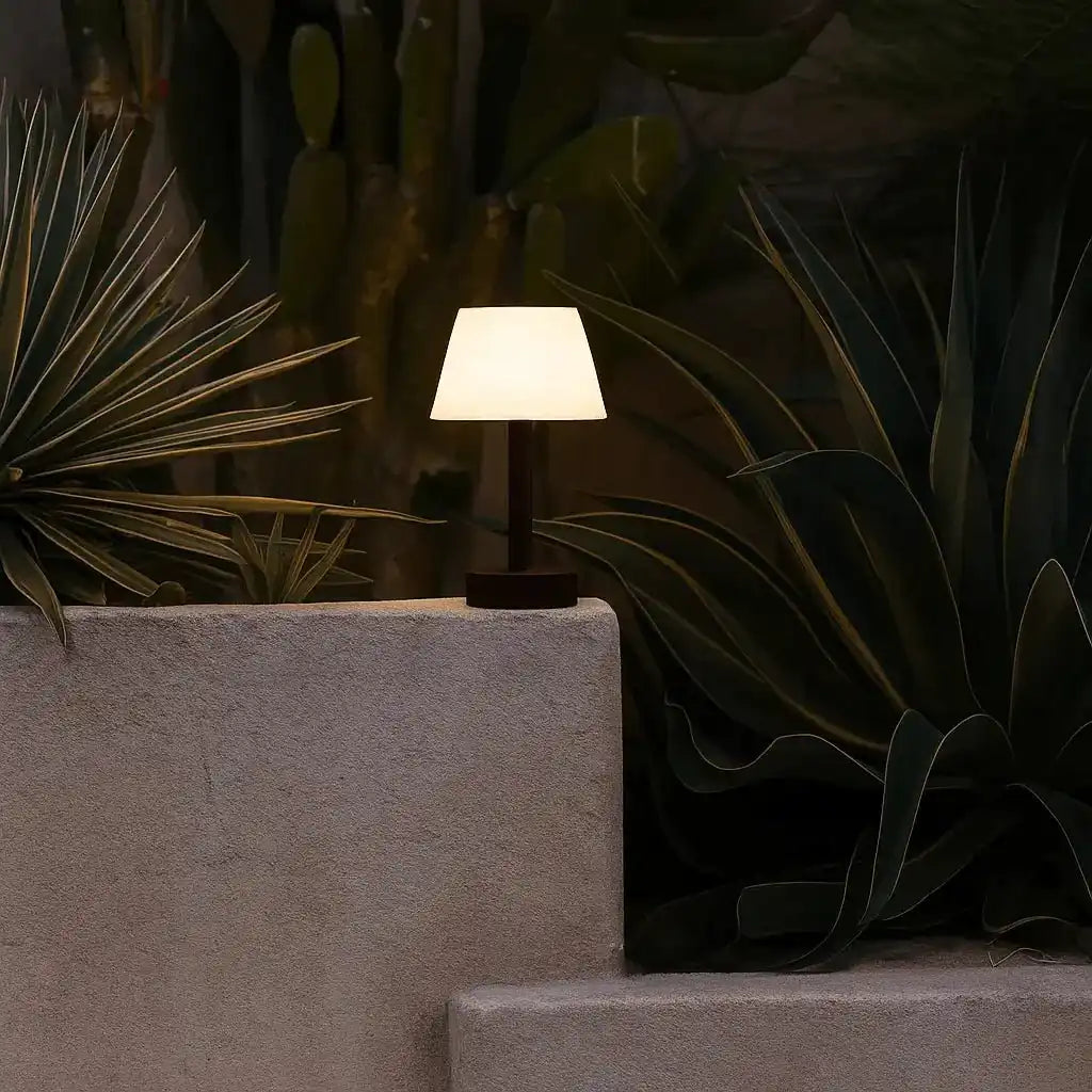 Zoë Dunkelbraune wiederaufladbare Tischlampe aus Holz | Dimmbar, USB-C, 80-Stunden-Akku