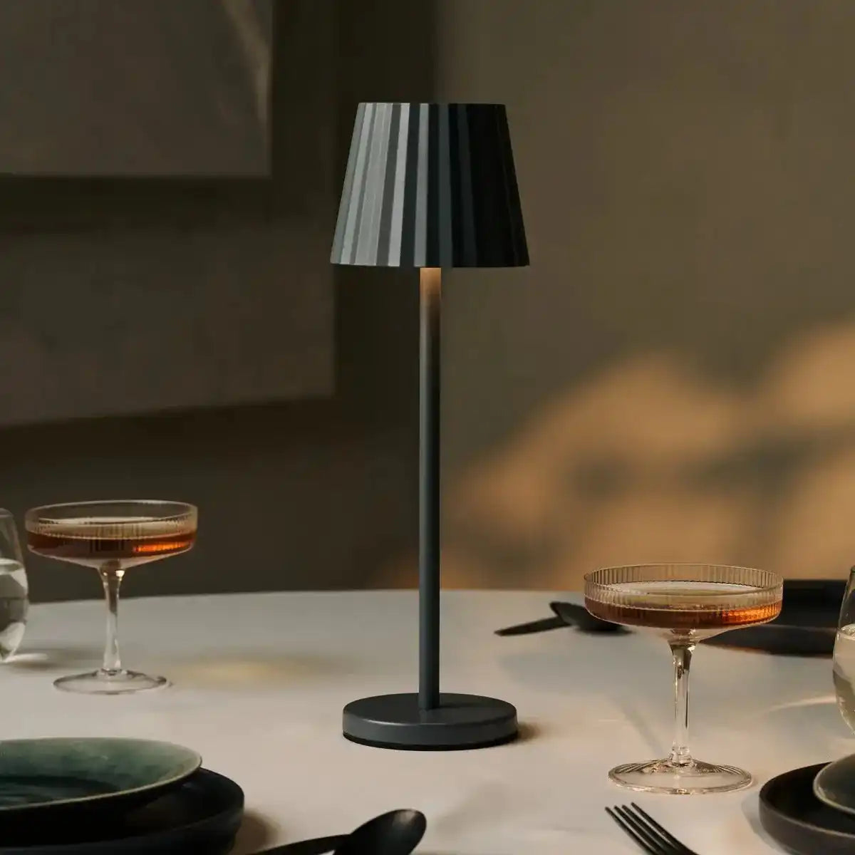 Maya Stone Grey Rippes Tischlampe aus Eisen - dimmbare Lampe und 3 Lichtmodi, wiederaufladbar über drahtlose Ladestation