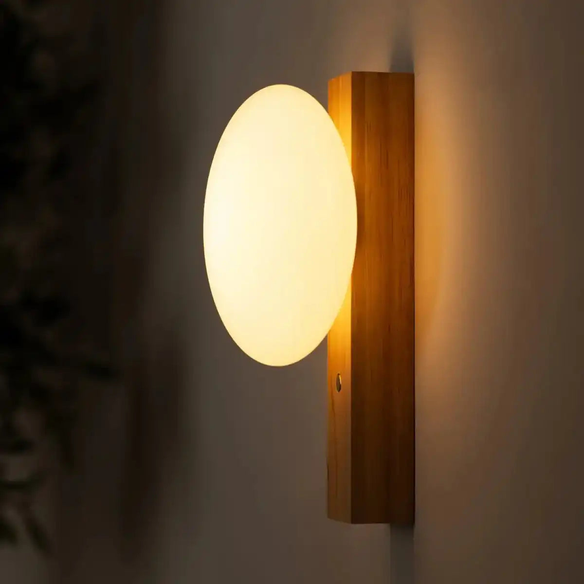 Matthew Hellbraun stilvolle, kordellose Holzwandlampe - wiederaufladbar und dimmbar