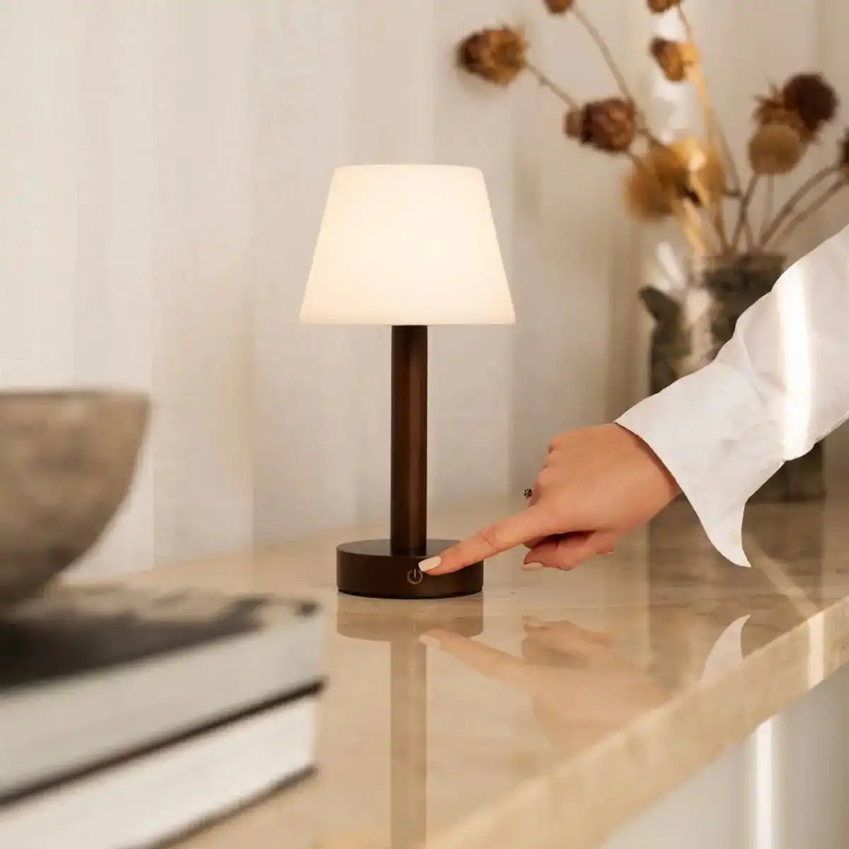 Zoë Dunkelbraune wiederaufladbare Tischlampe aus Holz | Dimmbar, USB-C, 80-Stunden-Akku