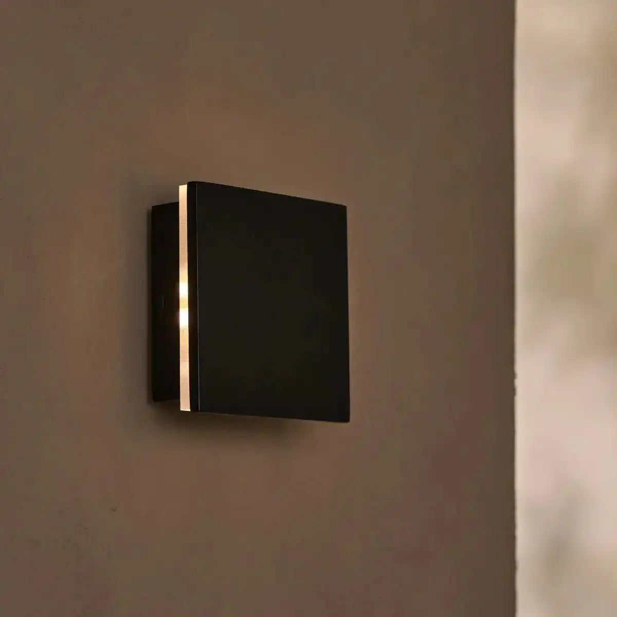 Lane Black kabellose Wandleuchte – wiederaufladbare und dimmbare Lampe aus Naturholz