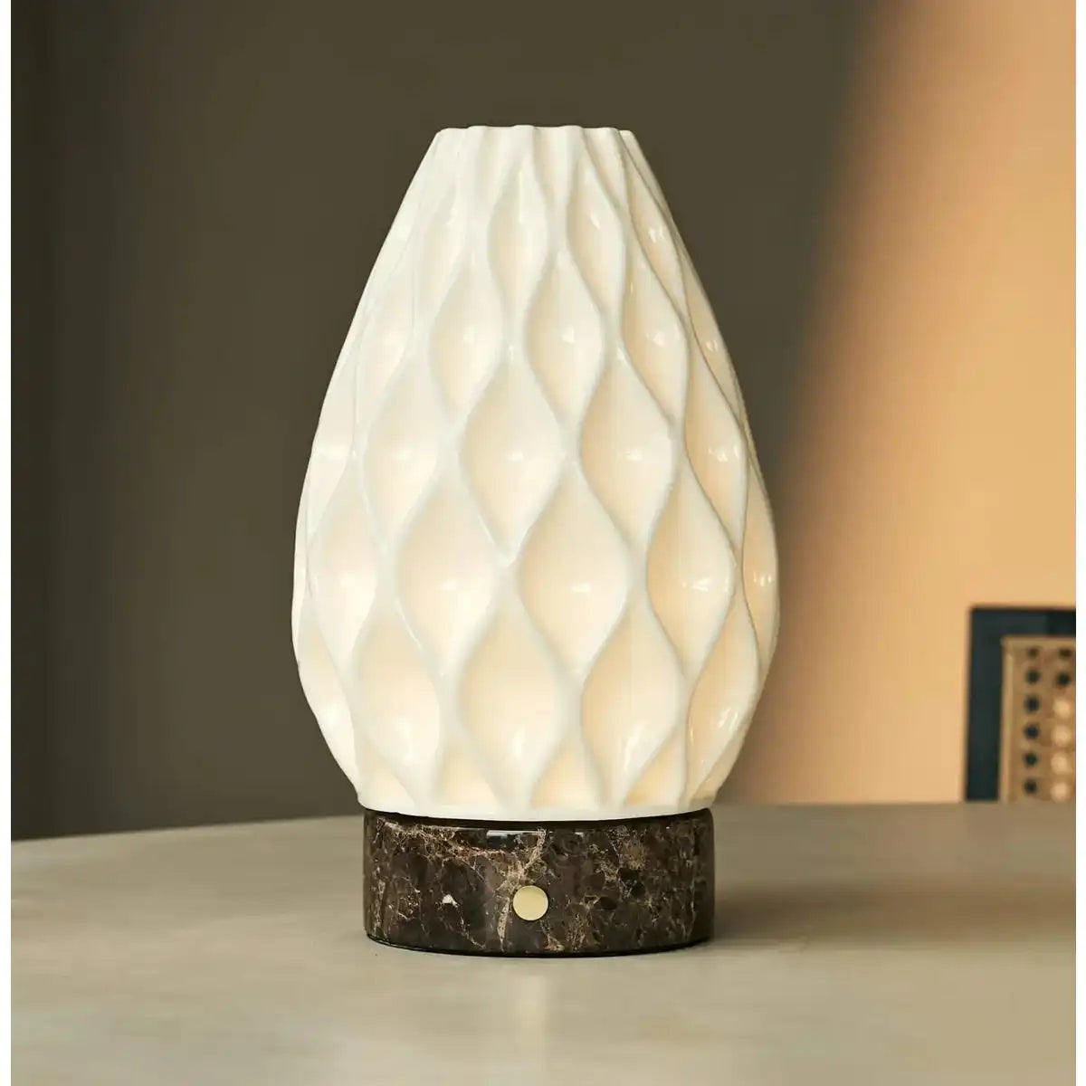 Vela Marble Akku-Tischlampe aus 3D-gedrucktem Porzellan – wiederaufladbar, dimmbar und bis zu 100 Stunden Licht