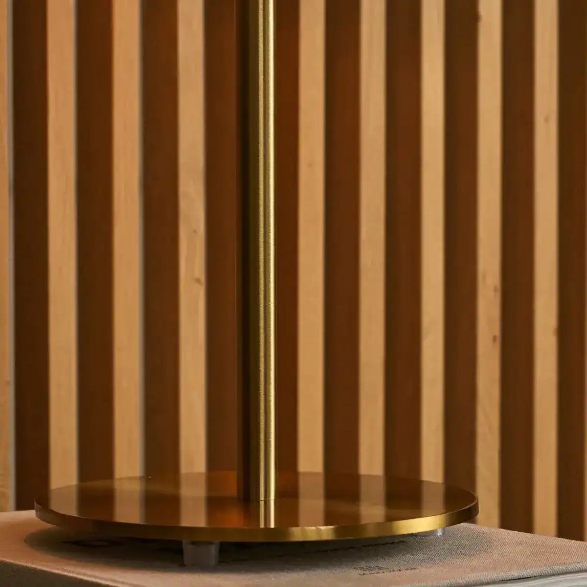Lola Gold & Black Tischlampe – Elegantes Metalldesign mit Ein-/Ausschalter