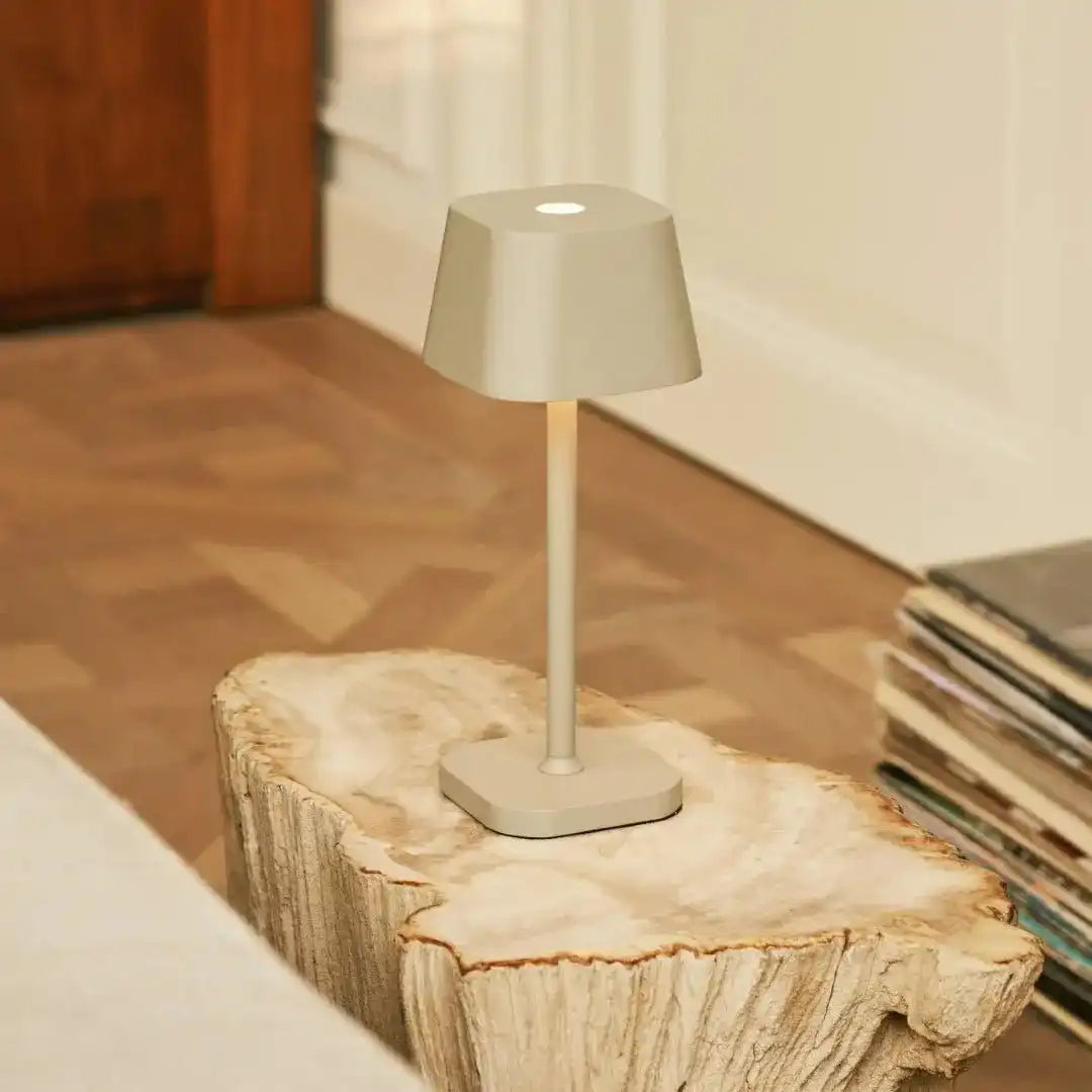 Ava Shadow Grey - wiederaufladbare Tischlampe | Stilvoll, schnurlos und dimmbar