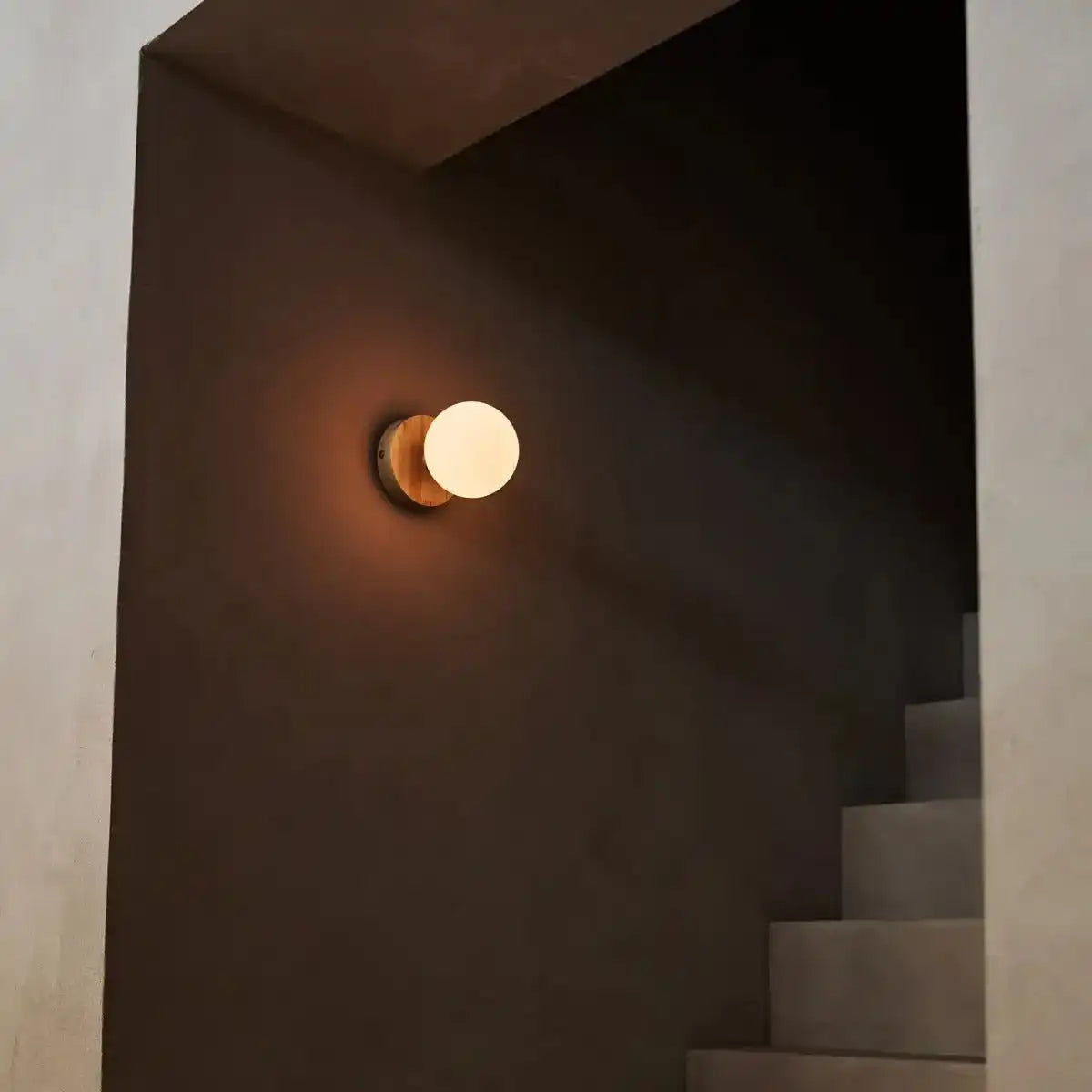 Richella hellbraunes Holz- und Glaswandlicht - wiederaufladbar und schnurlos