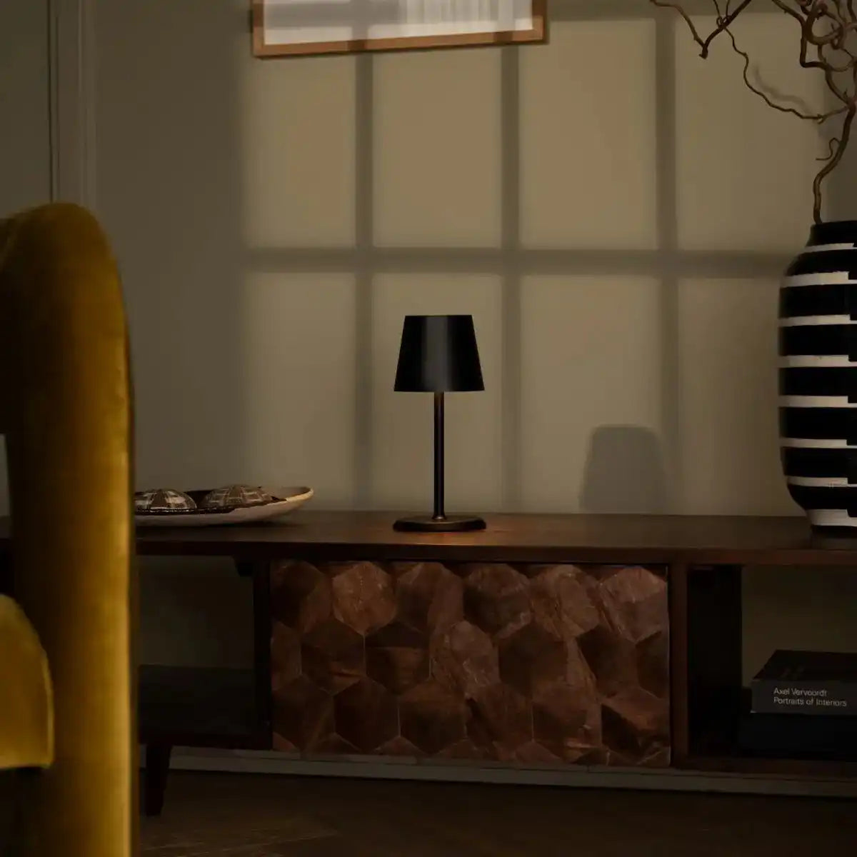 James Black wiederaufladbare Tischlampe aus Eisen – kabellos, dimmbar und elegant