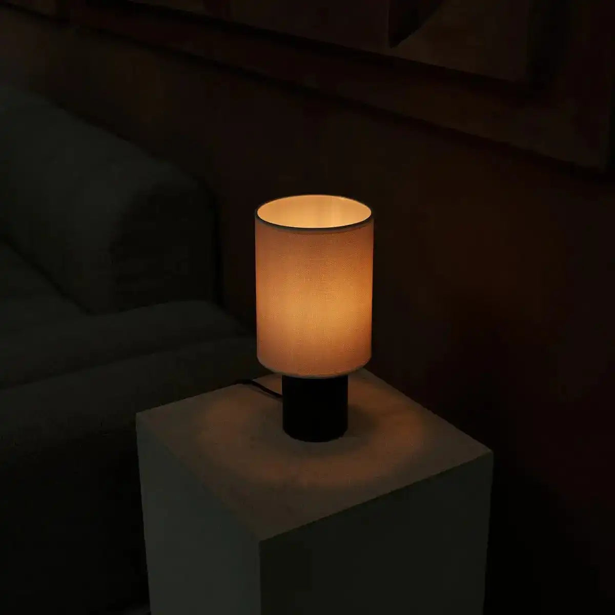 Kiko Black Tischlampe – Gemütliche Schreibtischlampe in Schwarz und Beige mit E27-Fassung