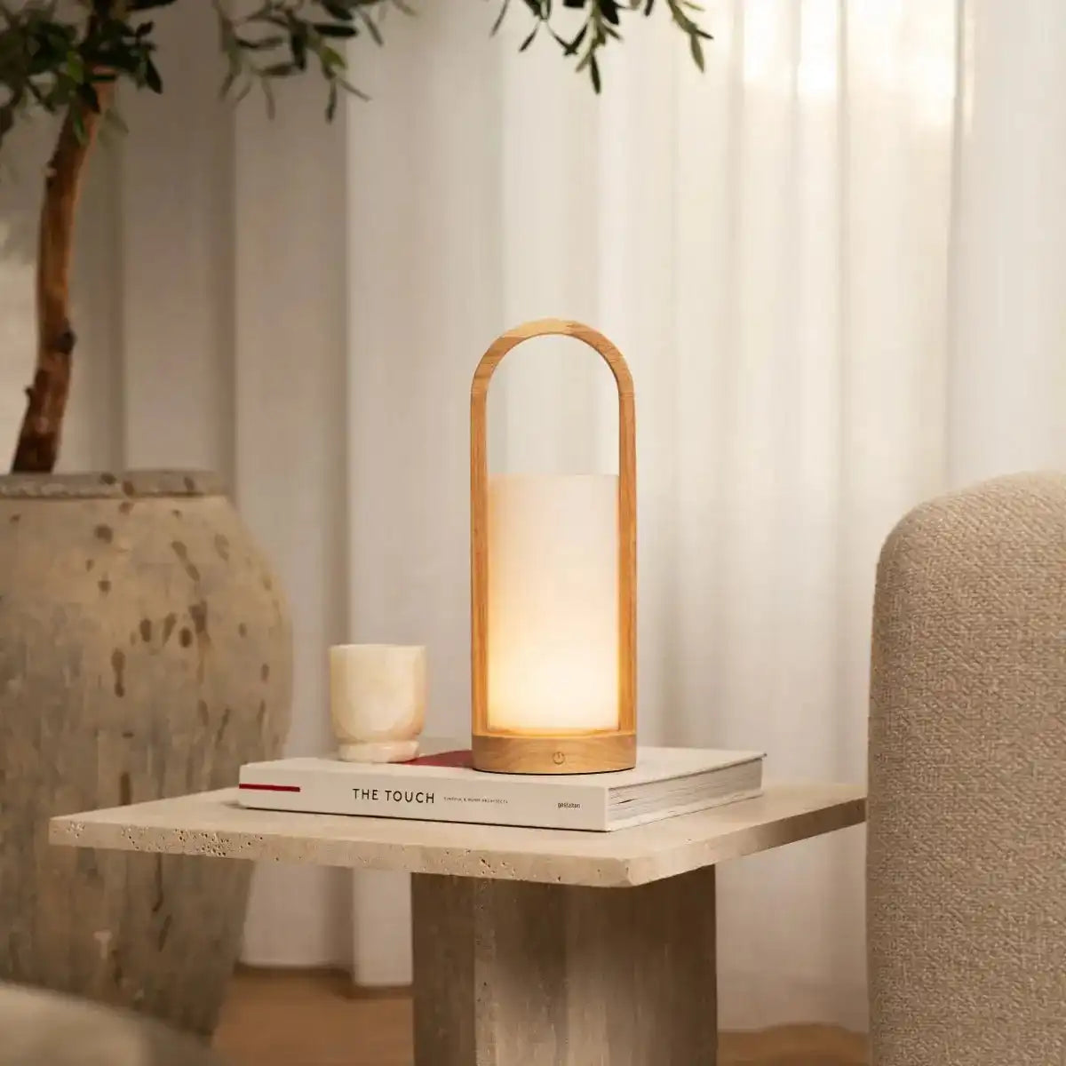 Evie Hellbraune wiederaufladbare Tischlampe aus Holz – dimmbar und kabellos