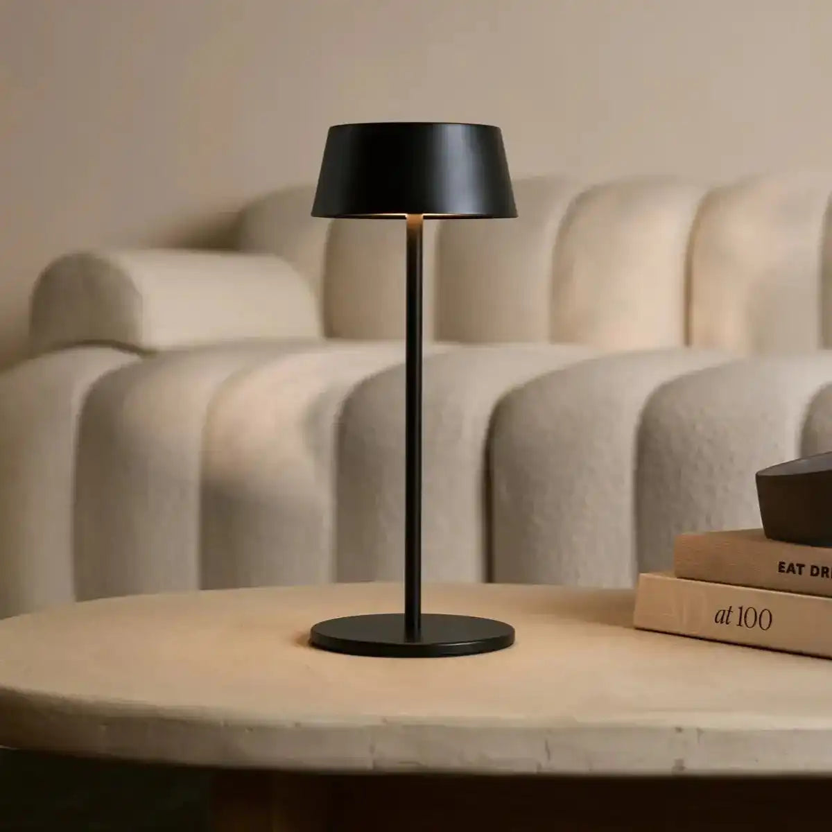 Hugo Midnight Black Wiederaufladbare Tischlampe – dimmbar, stilvoll und kabellos