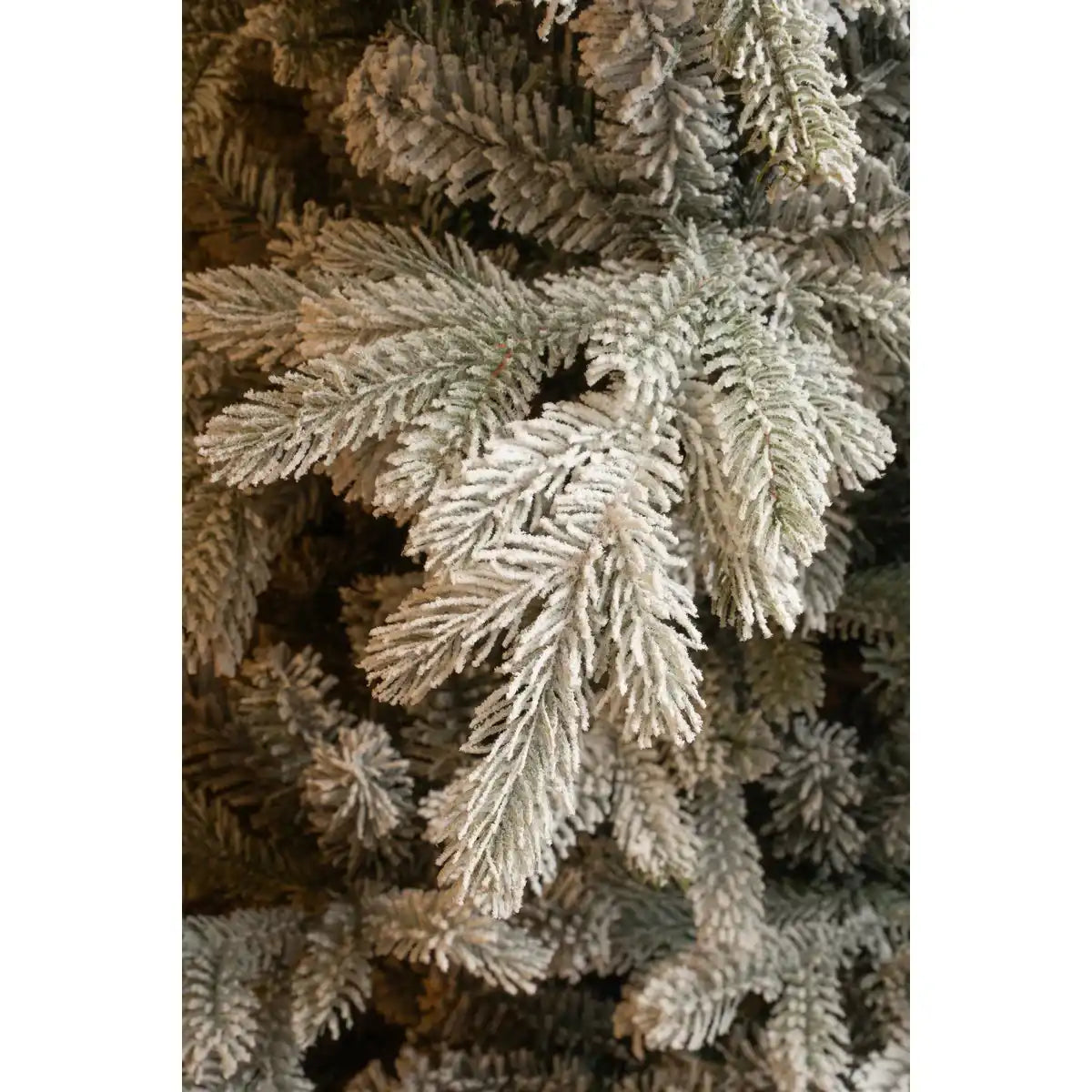 Künstlicher Weihnachtsbaum – H215 x Ø152 cm – Grün gefrostet