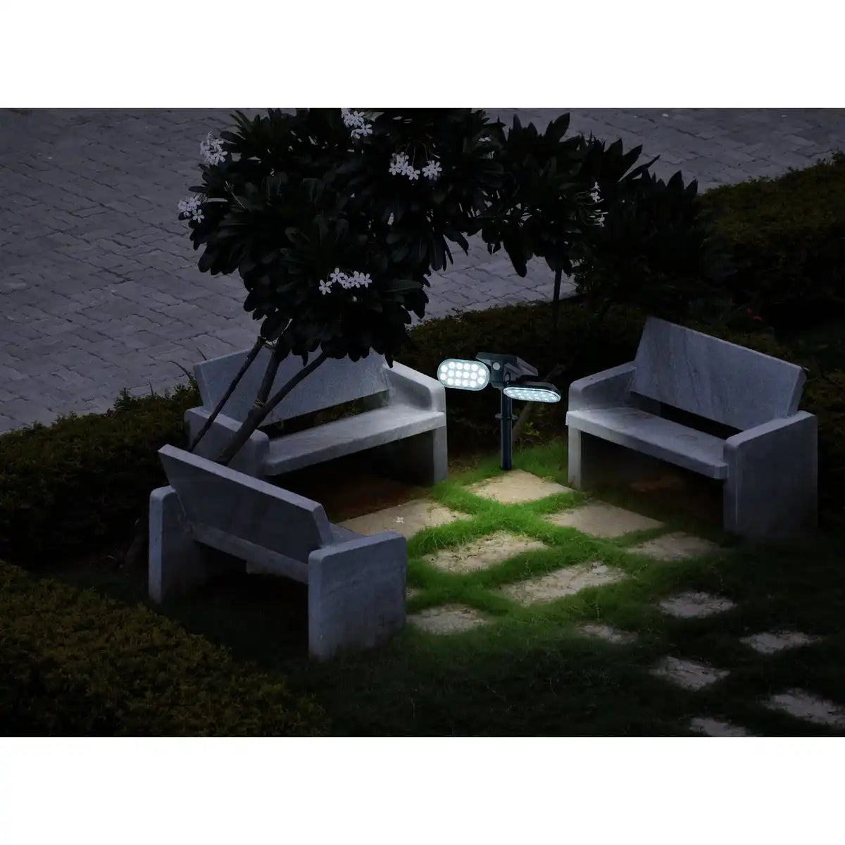 LED Solarstrahler "Paco" für den Außenbereich mit fest verbauter LED, Solar-Erdspieß aus Kunstoff in Schwarz, Höhe 31,9 cm