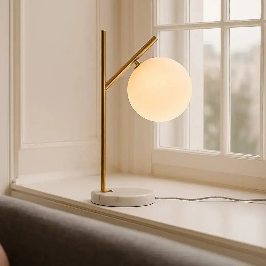 Madison Marmorlampe mit Milchglaskugel – Elegante Tischlampe