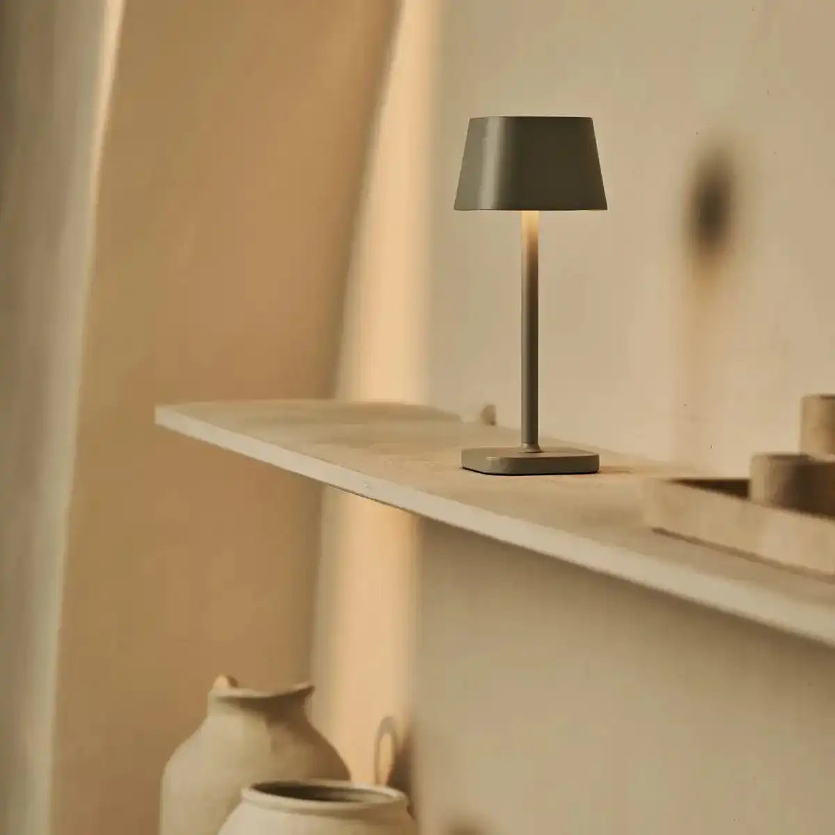 Ava Shadow Grey - wiederaufladbare Tischlampe | Stilvoll, schnurlos und dimmbar