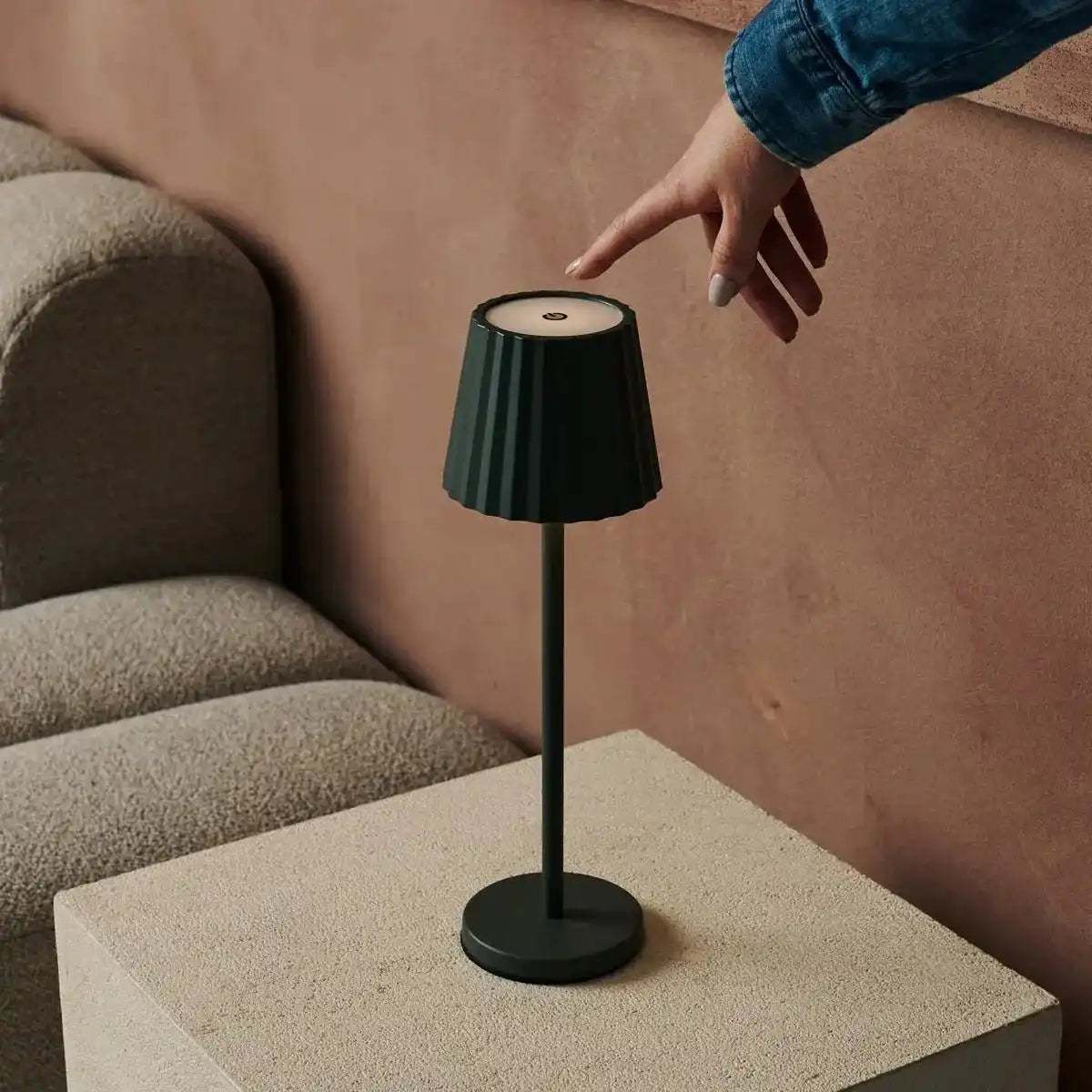 Combi Set Professional-4 x Maya Olive Green wiederaufladbare Tischlampen & 1 x Amstel Wireless Ladestation mit Qi-Technologie