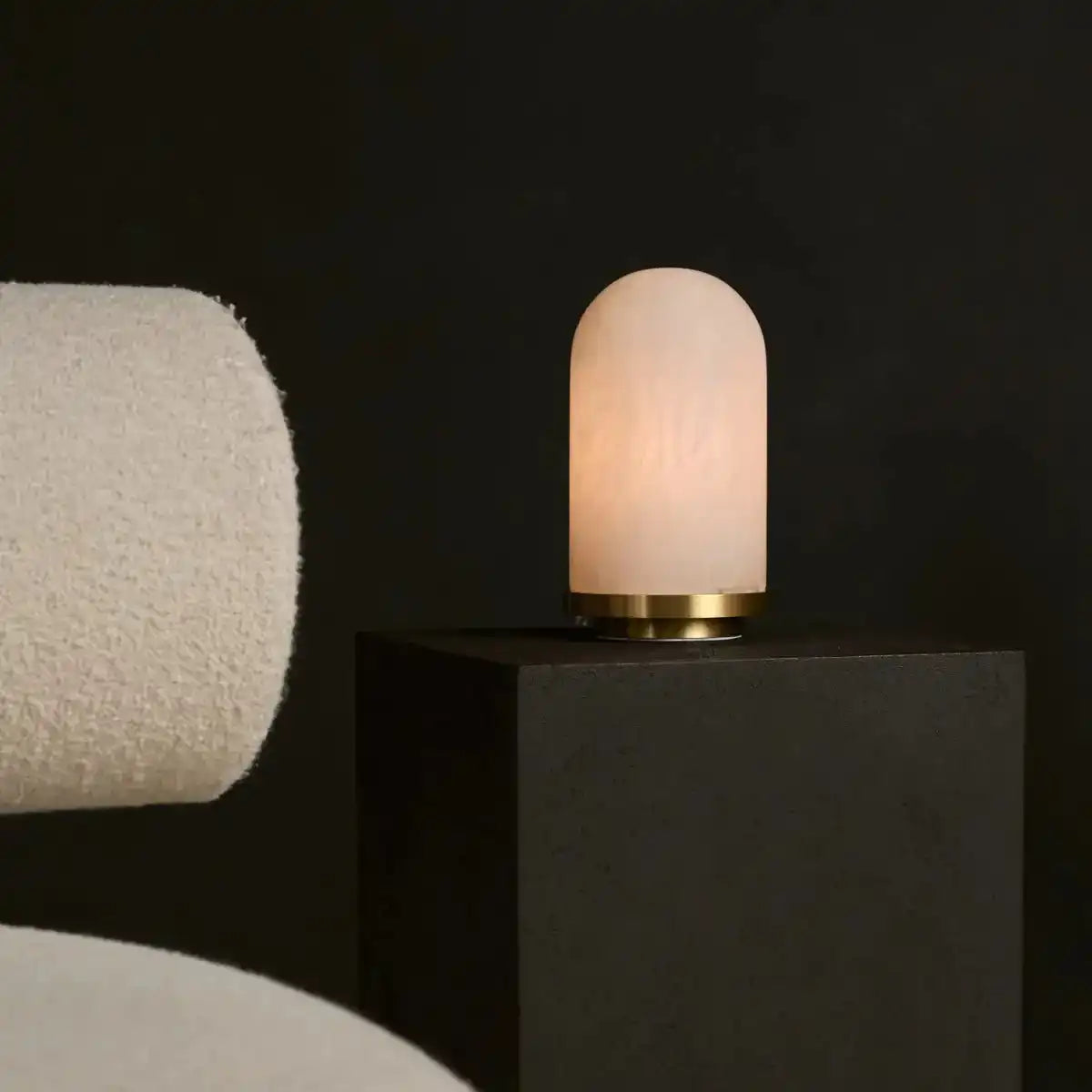 Stilvolle Alabasterlampe Mateo mit goldenem Boden – stilvolles Design