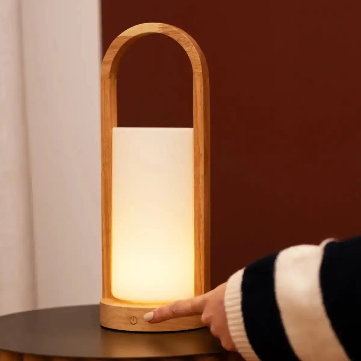 Evie Hellbraune wiederaufladbare Tischlampe aus Holz – dimmbar und kabellos
