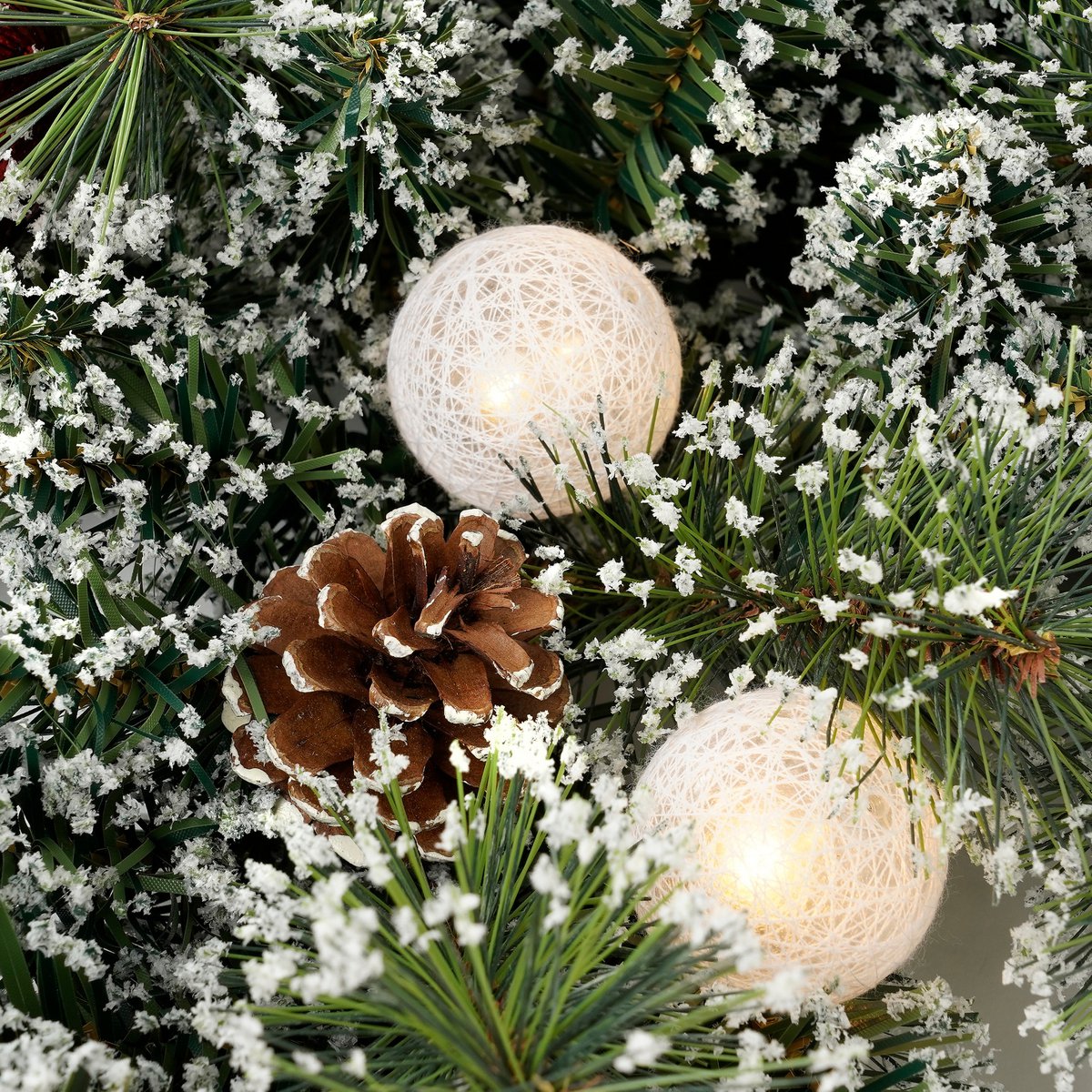 Weihnachtskranz Stern mit warmweißer LED-Beleuchtung – Ø90 cm – Grün gefrostet, Rot