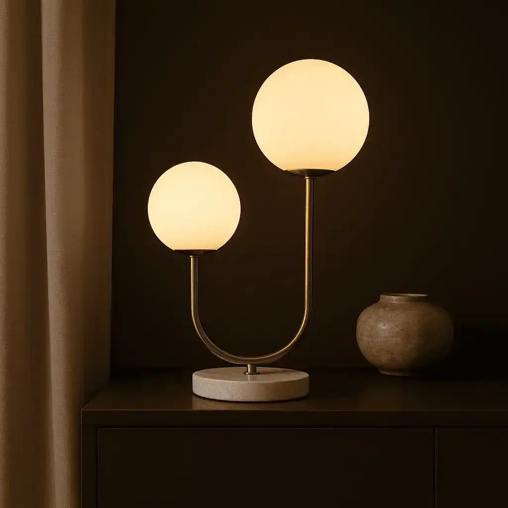 Giorgia Elegante Marmorlampe - Elegante Tischlampe mit gefrosteten Glasbirnen